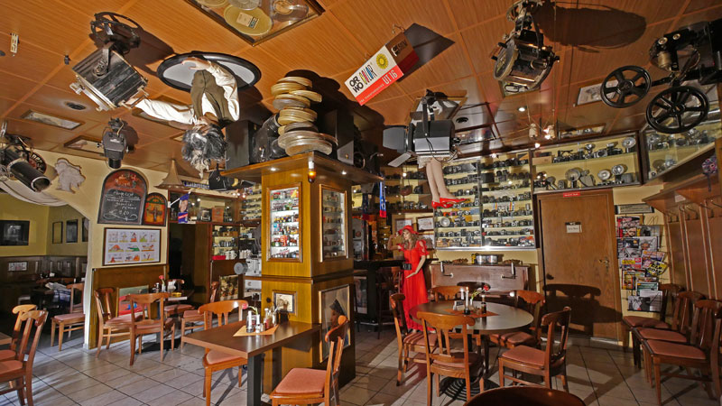 Gastraum mit Vitrinen voller Fotoapperate