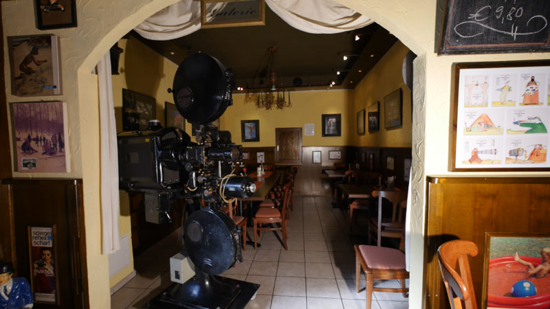 Galerie, im Vordergrund Filmprojektor 35 mm Ernemann