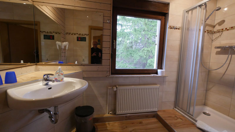 Bad eines Doppelzimmers - Pension 'Zum Knipser' in Dresden Bad eines Doppelzimmers - Pension 'Zum Knipser' in Dresden